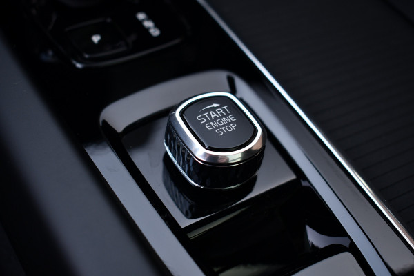 Volvo XC60 2.0 T6 Plug-in AWD Ultra Black Edition Pano ACC HUD 360 H/K 21inch Stuurverw