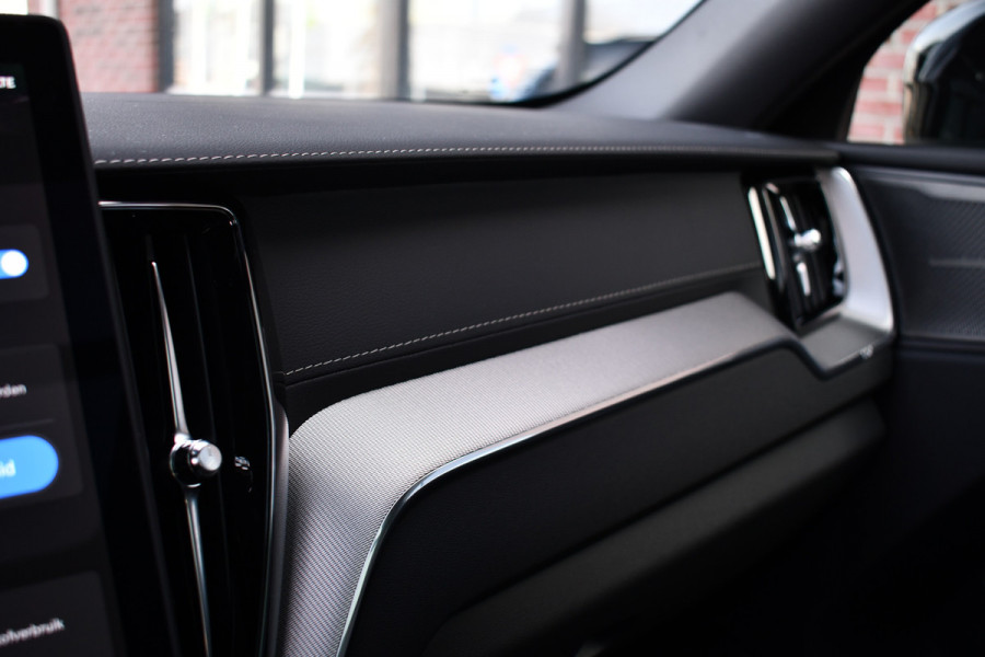 Volvo XC60 2.0 T6 Plug-in AWD Ultra Black Edition Pano ACC HUD 360 H/K 21inch Stuurverw