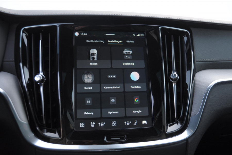 Volvo V60 T6 350PK Automaat AWD Ultra Dark / Long Range / 360 Camera / Harman Kardon audio / Head-up display / Panorama dak / Apple carplay / Android auto /