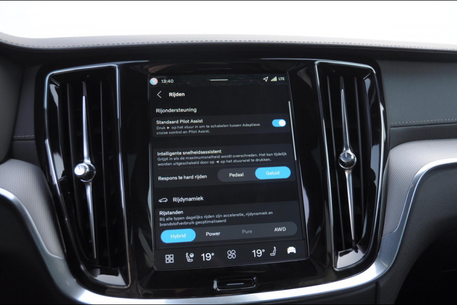 Volvo V60 T6 350PK Automaat AWD Ultra Dark / Long Range / 360 Camera / Harman Kardon audio / Head-up display / Panorama dak / Apple carplay / Android auto /