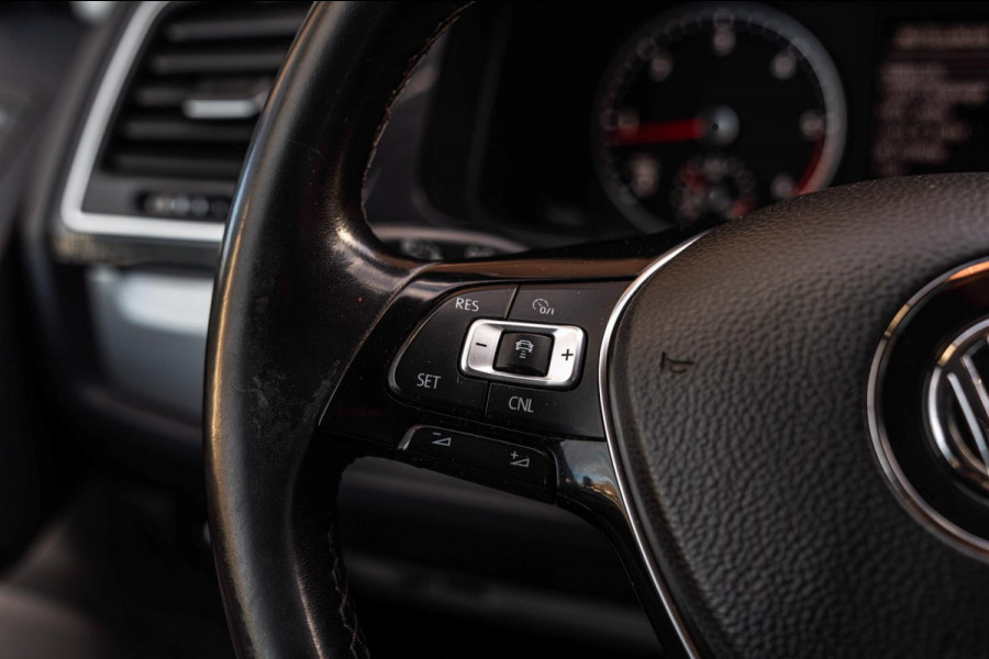 Volkswagen Transporter 2.0 TDI L2H1 DC Highline 1e Eig Adaptive Cruise Trekhaak Leder LED 19''