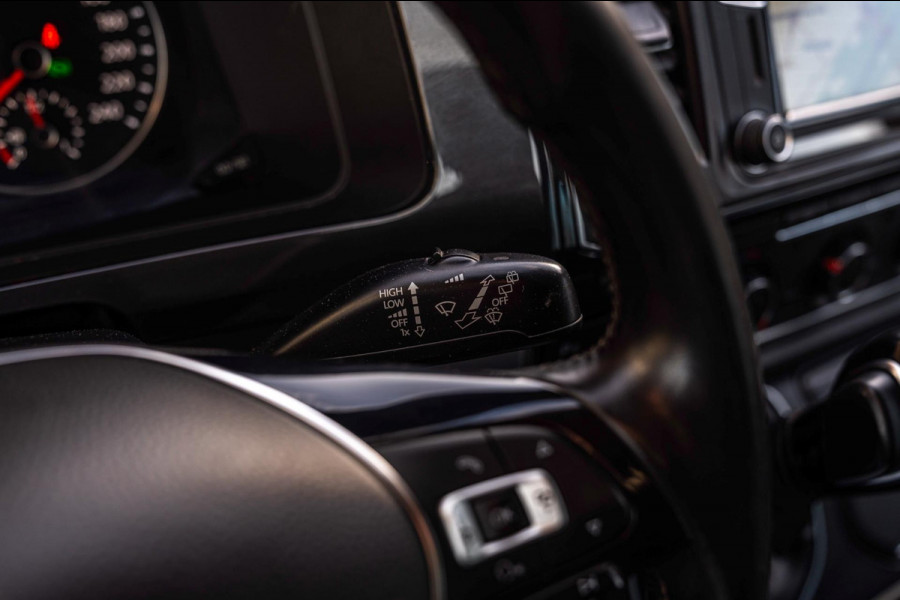 Volkswagen Transporter 2.0 TDI L2H1 DC Highline 1e Eig Adaptive Cruise Trekhaak Leder LED 19''