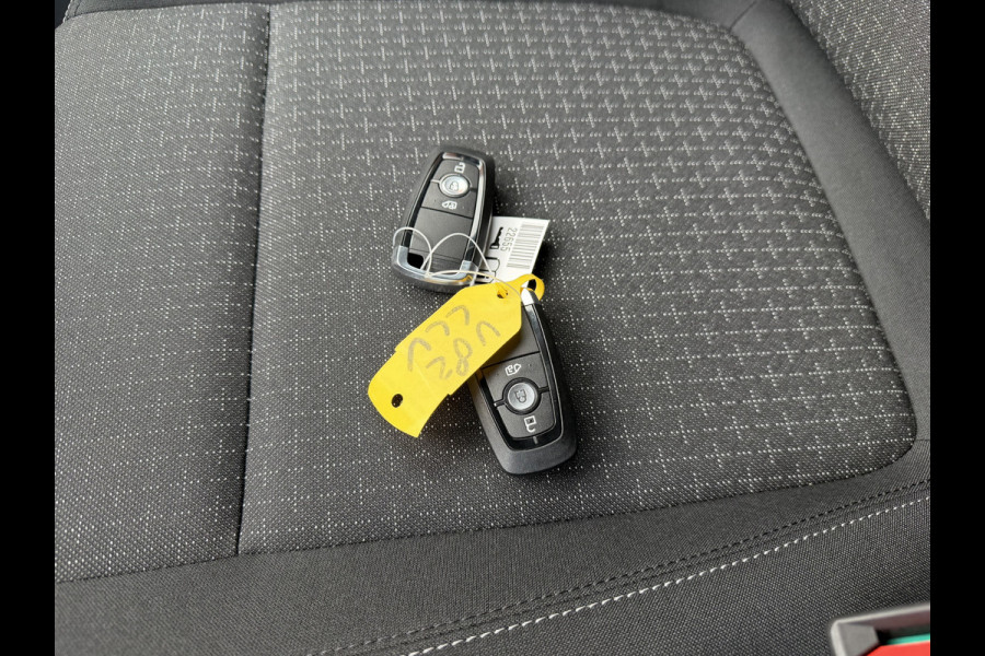 Ford Transit Custom 320 2.0 TDCI L2H1 Trend originele DC 5 persoons / vaste prijs rijklaar € 40.950 ex btw / NIEUW bpm vrij / euro 6 / dubbele schuifdeur / zwart metallic / lichtmetalen velgen !