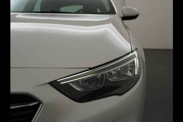 Opel Insignia Grand Sport 1.5T 165PK 5Drs Executive Leer AGR-Comfort Stoelen Camera Trekhaak Navi Apple Carplay Android Pdc LED Ecc Cruise Con Comfort Stoelen Regen-Lichtsensor Sensor dodehoek Verkeersherkenning Rijstrooksensor 1e Eigenaar Origineel Nederlandse Auto