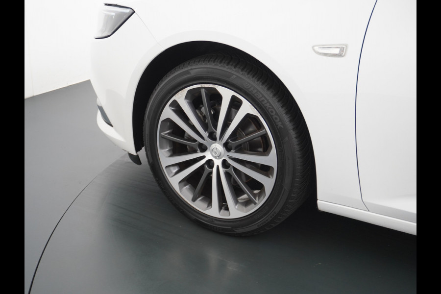 Opel Insignia Grand Sport 1.5T 165PK 5Drs Executive Leer AGR-Comfort Stoelen Camera Trekhaak Navi Apple Carplay Android Pdc LED Ecc Cruise Con Comfort Stoelen Regen-Lichtsensor Sensor dodehoek Verkeersherkenning Rijstrooksensor 1e Eigenaar Origineel Nederlandse Auto