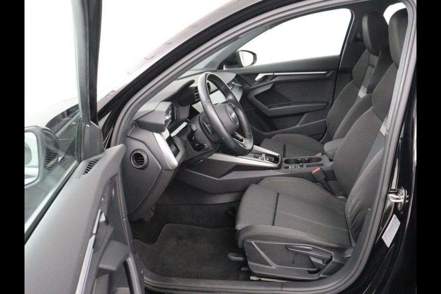 Audi A3 30 TFSI Business edition | Sportstoelen | Trekhaak | Carplay | 17'' | Navigatie | Virtual Cockpit | Full LED | Climate control | Parkeerhulp | Bluetooth | Cruise control