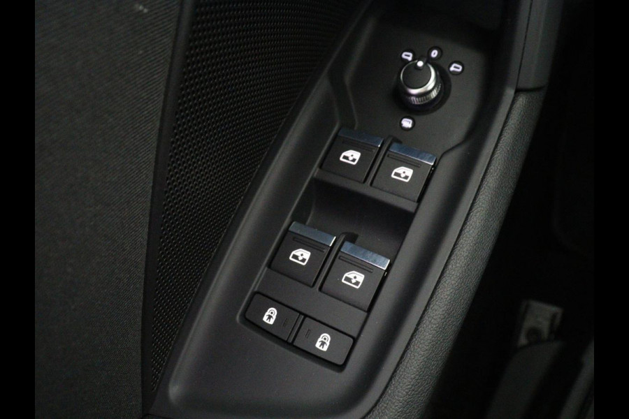 Audi A3 30 TFSI Business edition | Sportstoelen | Trekhaak | Carplay | 17'' | Navigatie | Virtual Cockpit | Full LED | Climate control | Parkeerhulp | Bluetooth | Cruise control