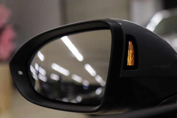 Volkswagen Golf 1.5 eTSI R-Line Pano/HUD/H&K/CAM/BLINDESPOT/BOMVOL