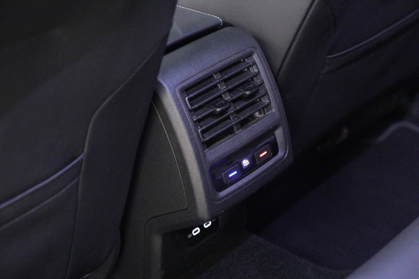 Volkswagen Golf 1.5 eTSI R-Line Pano/HUD/H&K/CAM/BLINDESPOT/BOMVOL