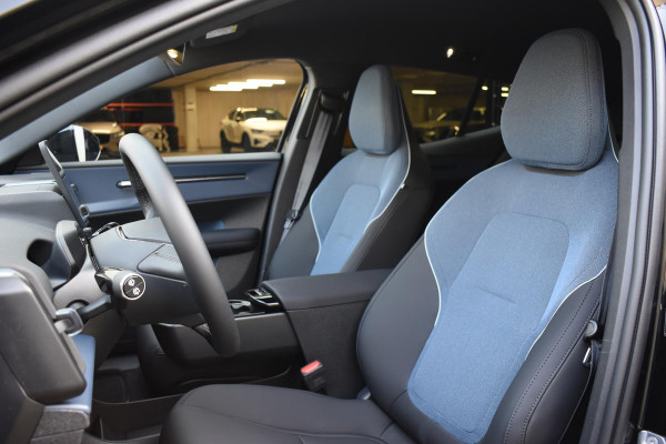 Volvo EX30 272PK Single Motor Extended Range Europa Black Edition 69 kWh / Adaptive Cruise control / Extra getint glas / Climate Pack / Achteruitrijcamera / Elektrisch verstelbare stoelen / Parkeersensoren V+A
