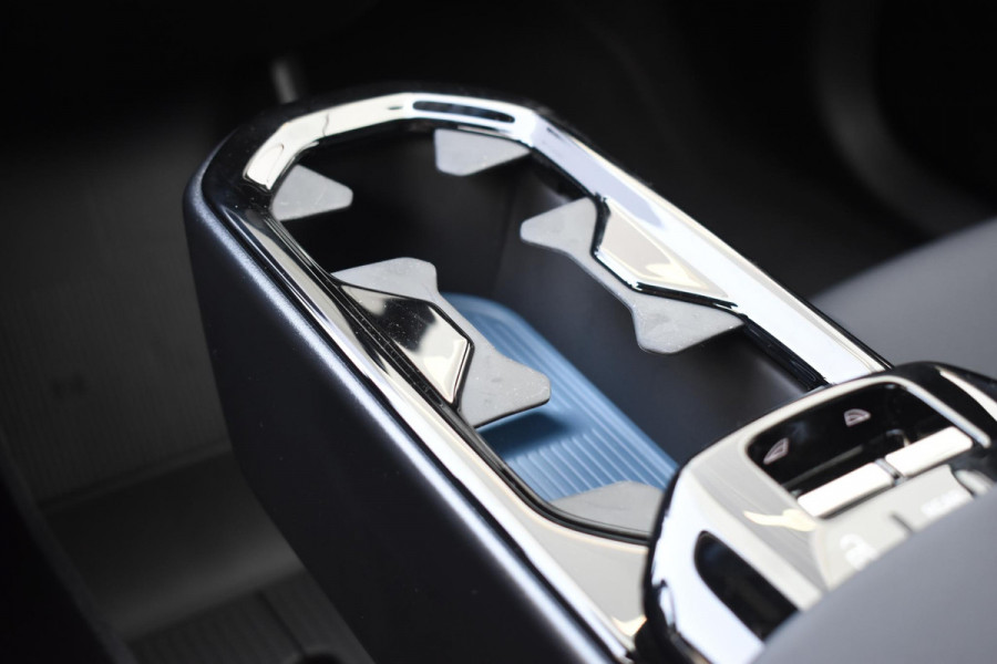 Volvo EX30 272PK Single Motor Extended Range Europa Black Edition 69 kWh / Adaptive Cruise control / Extra getint glas / Climate Pack / Achteruitrijcamera / Elektrisch verstelbare stoelen / Parkeersensoren V+A