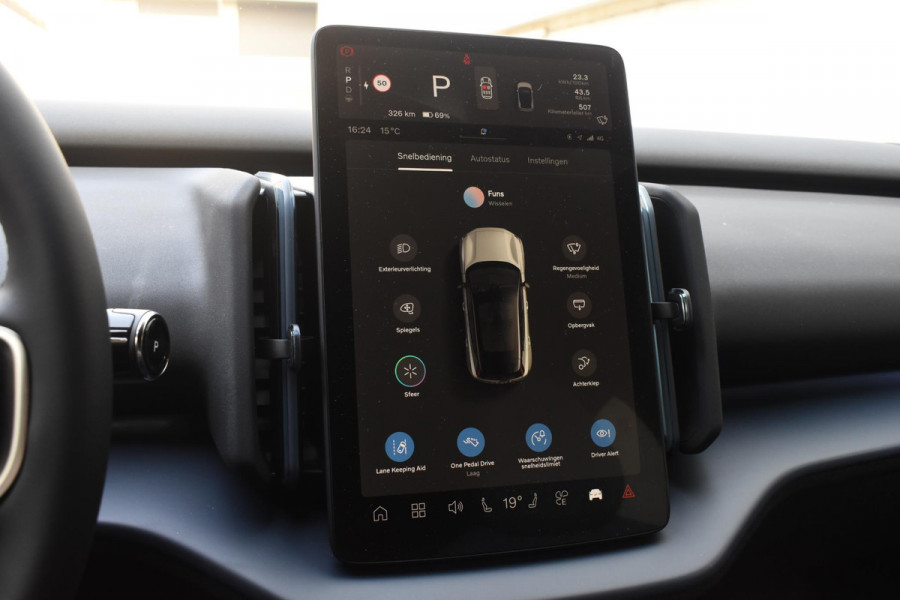 Volvo EX30 272PK Single Motor Extended Range Europa Black Edition 69 kWh / Adaptive Cruise control / Extra getint glas / Climate Pack / Achteruitrijcamera / Elektrisch verstelbare stoelen / Parkeersensoren V+A