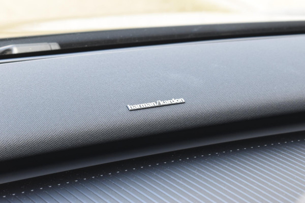 Volvo EX30 272PK Single Motor Extended Range Europa Black Edition 69 kWh / Adaptive Cruise control / Extra getint glas / Climate Pack / Achteruitrijcamera / Elektrisch verstelbare stoelen / Parkeersensoren V+A