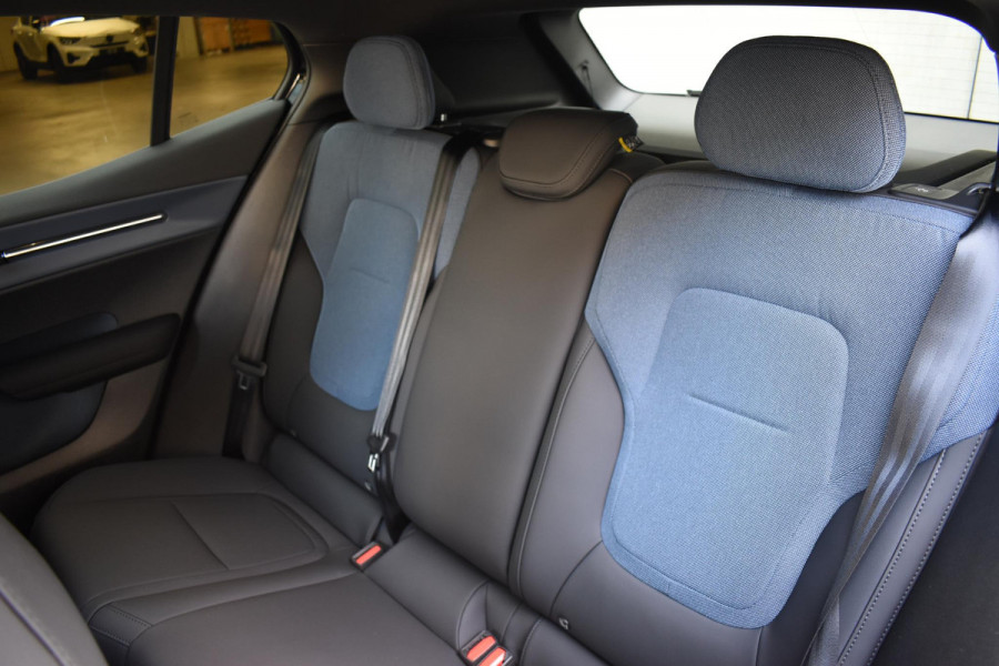 Volvo EX30 272PK Single Motor Extended Range Europa Black Edition 69 kWh / Adaptive Cruise control / Extra getint glas / Climate Pack / Achteruitrijcamera / Elektrisch verstelbare stoelen / Parkeersensoren V+A