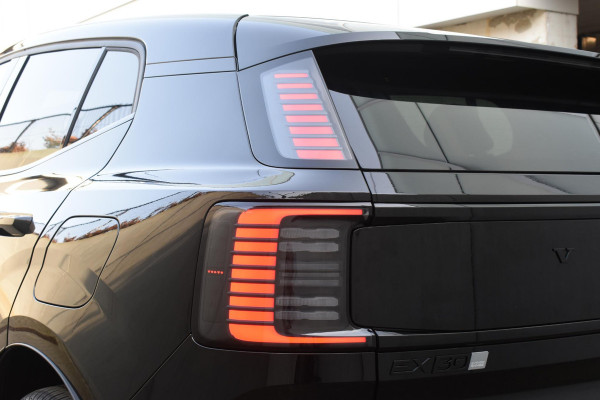 Volvo EX30 272PK Single Motor Extended Range Europa Black Edition 69 kWh / Adaptive Cruise control / Extra getint glas / Climate Pack / Achteruitrijcamera / Elektrisch verstelbare stoelen / Parkeersensoren V+A