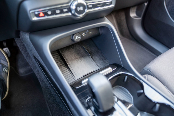 Volvo C40 Recharge Core 69 kWh|Prijs rijklaar incl. 12 mnd garantie|LMV DAB Carplay Camera PDC Panodak