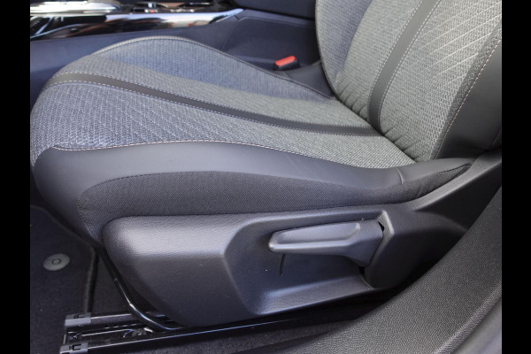 Peugeot 2008 1.2 PureTech 130pk Automaat Allure | DEMO ! | Navigatie | Apple Carplay/Android Auto | 360 camera | Parkeersensoren | Blind Spot Assist | Adaptive Cruise Control | Stoelverwarming | Getinte ramen | Climate Control