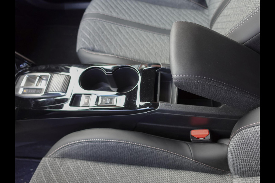 Peugeot 2008 1.2 PureTech 130pk Automaat Allure | DEMO ! | Navigatie | Apple Carplay/Android Auto | 360 camera | Parkeersensoren | Blind Spot Assist | Adaptive Cruise Control | Stoelverwarming | Getinte ramen | Climate Control