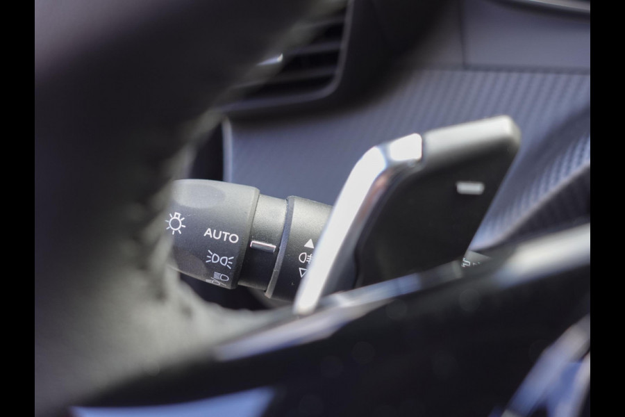 Peugeot 2008 1.2 PureTech 130pk Automaat Allure | DEMO ! | Navigatie | Apple Carplay/Android Auto | 360 camera | Parkeersensoren | Blind Spot Assist | Adaptive Cruise Control | Stoelverwarming | Getinte ramen | Climate Control