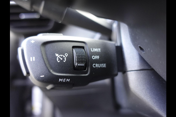 Peugeot 2008 1.2 PureTech 130pk Automaat Allure | DEMO ! | Navigatie | Apple Carplay/Android Auto | 360 camera | Parkeersensoren | Blind Spot Assist | Adaptive Cruise Control | Stoelverwarming | Getinte ramen | Climate Control