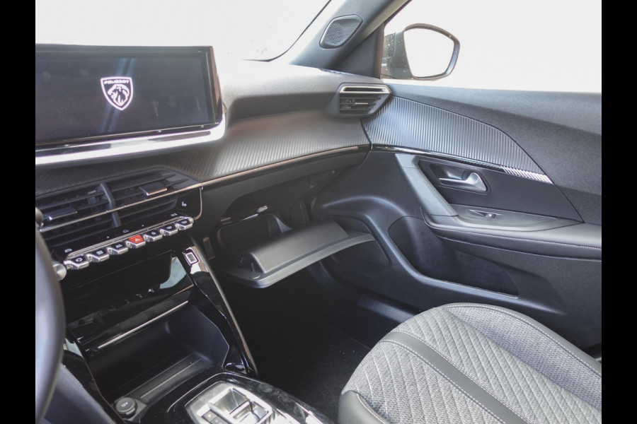 Peugeot 2008 1.2 PureTech 130pk Automaat Allure | DEMO ! | Navigatie | Apple Carplay/Android Auto | 360 camera | Parkeersensoren | Blind Spot Assist | Adaptive Cruise Control | Stoelverwarming | Getinte ramen | Climate Control
