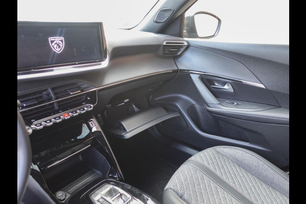 Peugeot 2008 1.2 PureTech 130pk Automaat Allure | DEMO ! | Navigatie | Apple Carplay/Android Auto | 360 camera | Parkeersensoren | Blind Spot Assist | Adaptive Cruise Control | Stoelverwarming | Getinte ramen | Climate Control