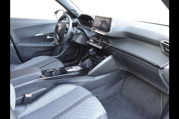 Peugeot 2008 1.2 PureTech 130pk Automaat Allure | DEMO ! | Navigatie | Apple Carplay/Android Auto | 360 camera | Parkeersensoren | Blind Spot Assist | Adaptive Cruise Control | Stoelverwarming | Getinte ramen | Climate Control