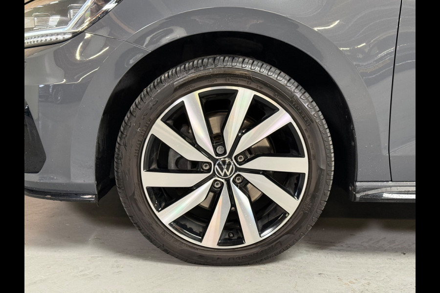 Volkswagen Touran 1.4 TSI Highline Business R 7p | Pano | Trekhaak | Stoel/Stuur verwarming | Camera | Carplay