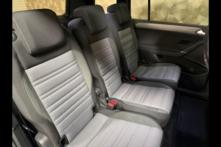 Volkswagen Touran 1.4 TSI Highline Business R 7p | Pano | Trekhaak | Stoel/Stuur verwarming | Camera | Carplay
