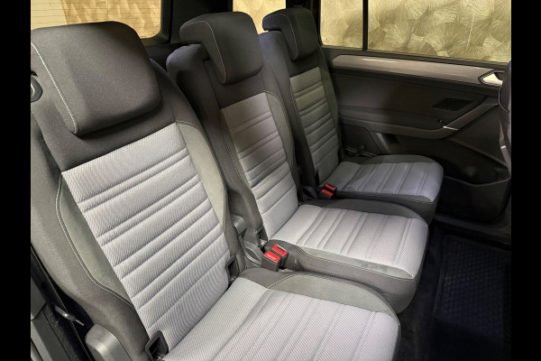 Volkswagen Touran 1.4 TSI Highline Business R 7p | Pano | Trekhaak | Stoel/Stuur verwarming | Camera | Carplay