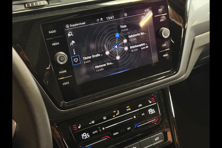 Volkswagen Touran 1.4 TSI Highline Business R 7p | Pano | Trekhaak | Stoel/Stuur verwarming | Camera | Carplay