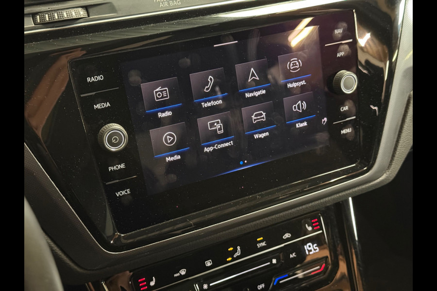 Volkswagen Touran 1.4 TSI Highline Business R 7p | Pano | Trekhaak | Stoel/Stuur verwarming | Camera | Carplay
