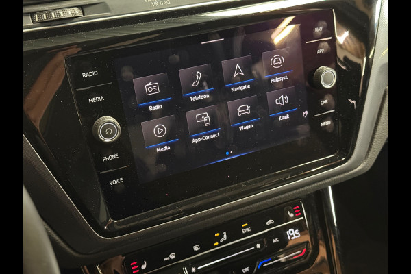 Volkswagen Touran 1.4 TSI Highline Business R 7p | Pano | Trekhaak | Stoel/Stuur verwarming | Camera | Carplay