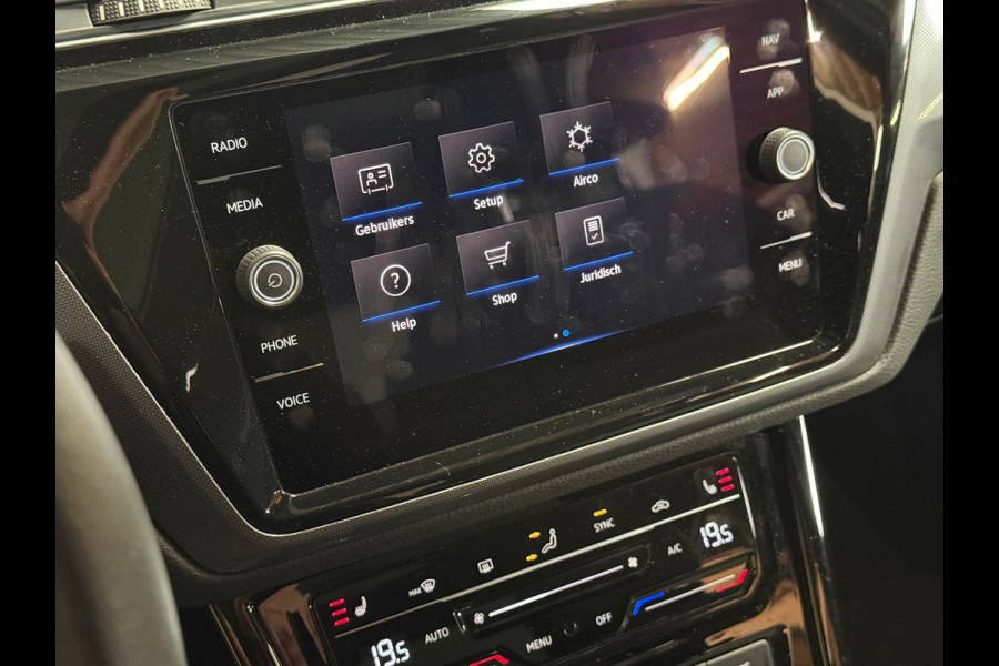 Volkswagen Touran 1.4 TSI Highline Business R 7p | Pano | Trekhaak | Stoel/Stuur verwarming | Camera | Carplay