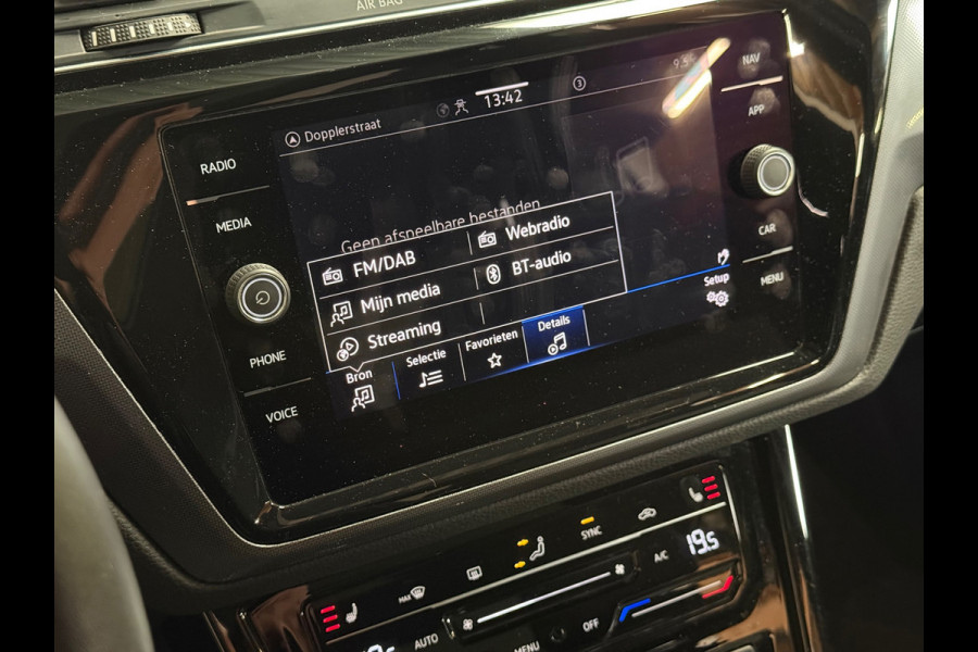 Volkswagen Touran 1.4 TSI Highline Business R 7p | Pano | Trekhaak | Stoel/Stuur verwarming | Camera | Carplay