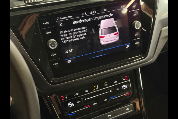 Volkswagen Touran 1.4 TSI Highline Business R 7p | Pano | Trekhaak | Stoel/Stuur verwarming | Camera | Carplay