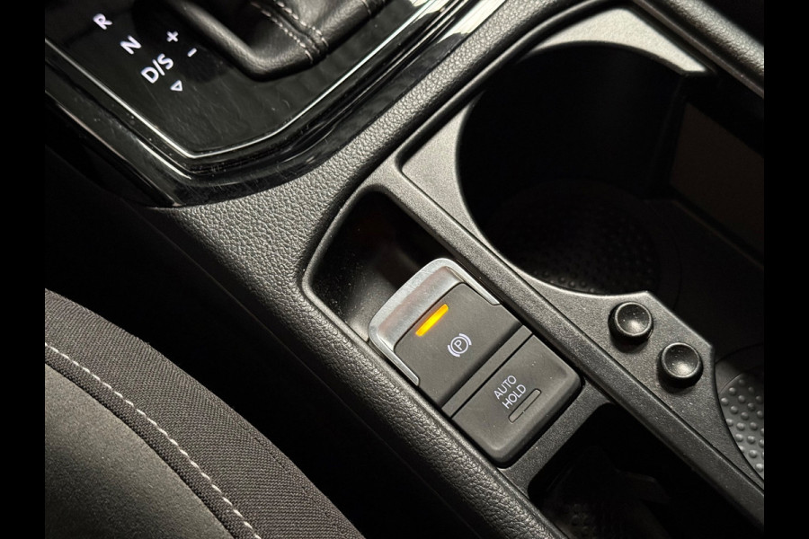 Volkswagen Touran 1.4 TSI Highline Business R 7p | Pano | Trekhaak | Stoel/Stuur verwarming | Camera | Carplay