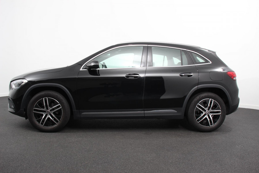 Mercedes-Benz GLA 200 163pk DCT Premium Plus | Navigatie | Parkeersensoren | Camera | Elektrische achterklep | Elektrisch Panorama dak | Cruise Control | Virtual Cockpit | Stoelverwarming | Sfeerverlichting | Climate Control