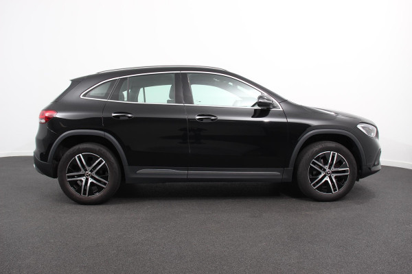 Mercedes-Benz GLA 200 163pk DCT Premium Plus | Navigatie | Parkeersensoren | Camera | Elektrische achterklep | Elektrisch Panorama dak | Cruise Control | Virtual Cockpit | Stoelverwarming | Sfeerverlichting | Climate Control
