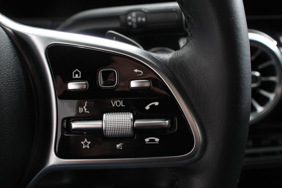 Mercedes-Benz GLA 200 163pk DCT Premium Plus | Navigatie | Parkeersensoren | Camera | Elektrische achterklep | Elektrisch Panorama dak | Cruise Control | Virtual Cockpit | Stoelverwarming | Sfeerverlichting | Climate Control