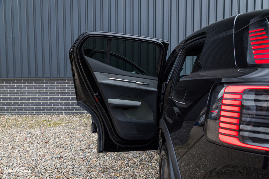 Volvo EX30 Cross Country Twin Motor Performance Ultra 69 kWh | Nieuw | Adaptieve cruise | Panorama dak | Harman Kardon | Memory | Blis |