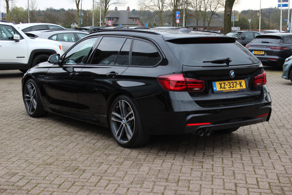 BMW 3 Serie Touring 320i M Sport Edition / Panoramadak / Camera / Head-up / Leder / Keyless / 18'' / Navigatie / Stoelverwarming / DAB / Cruise Control
