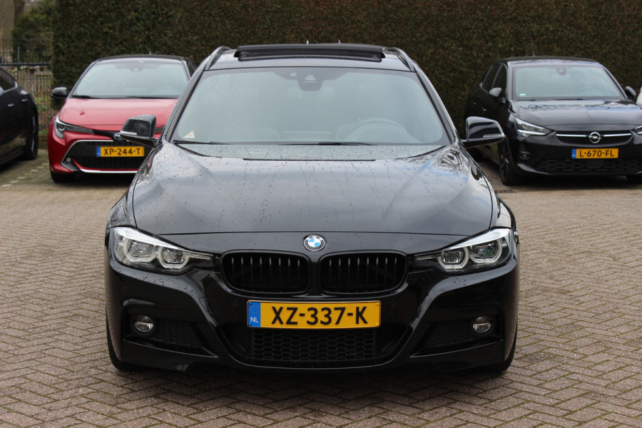 BMW 3 Serie Touring 320i M Sport Edition / Panoramadak / Camera / Head-up / Leder / Keyless / 18'' / Navigatie / Stoelverwarming / DAB / Cruise Control