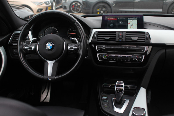 BMW 3 Serie Touring 320i M Sport Edition / Panoramadak / Camera / Head-up / Leder / Keyless / 18'' / Navigatie / Stoelverwarming / DAB / Cruise Control