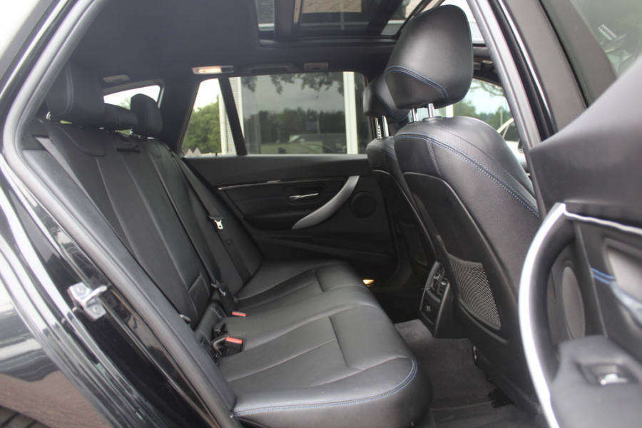 BMW 3 Serie Touring 320i M Sport Edition / Panoramadak / Camera / Head-up / Leder / Keyless / 18'' / Navigatie / Stoelverwarming / DAB / Cruise Control