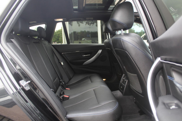 BMW 3 Serie Touring 320i M Sport Edition / Panoramadak / Camera / Head-up / Leder / Keyless / 18'' / Navigatie / Stoelverwarming / DAB / Cruise Control
