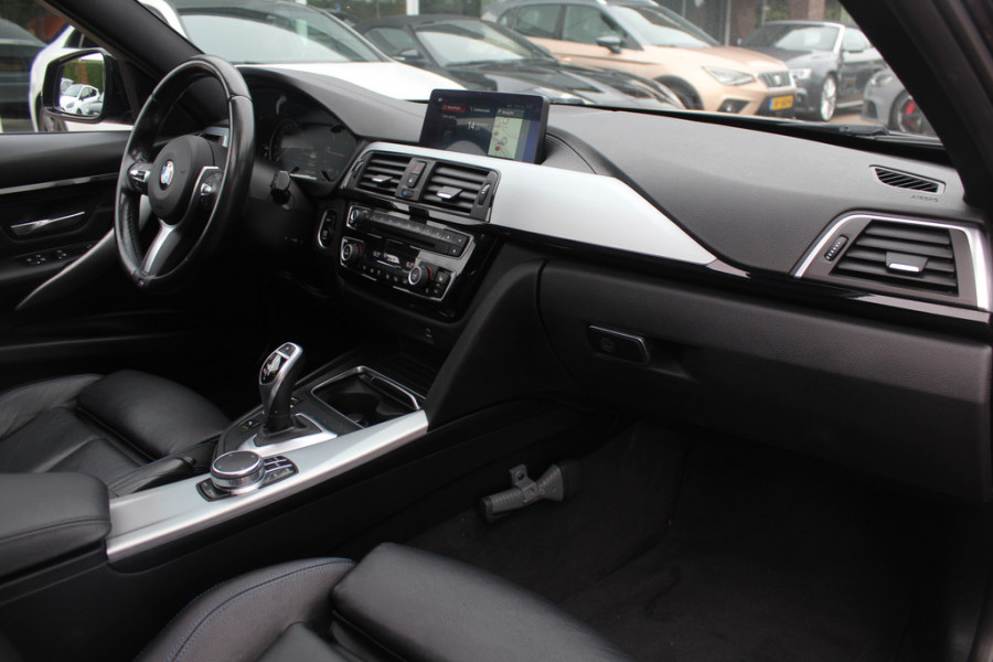 BMW 3 Serie Touring 320i M Sport Edition / Panoramadak / Camera / Head-up / Leder / Keyless / 18'' / Navigatie / Stoelverwarming / DAB / Cruise Control