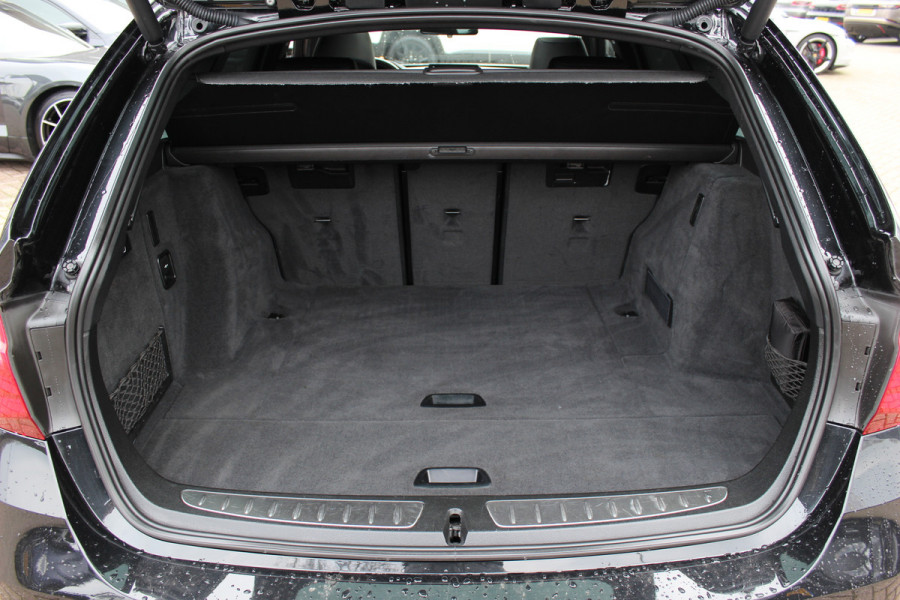 BMW 3 Serie Touring 320i M Sport Edition / Panoramadak / Camera / Head-up / Leder / Keyless / 18'' / Navigatie / Stoelverwarming / DAB / Cruise Control