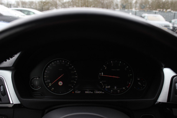 BMW 3 Serie Touring 320i M Sport Edition / Panoramadak / Camera / Head-up / Leder / Keyless / 18'' / Navigatie / Stoelverwarming / DAB / Cruise Control
