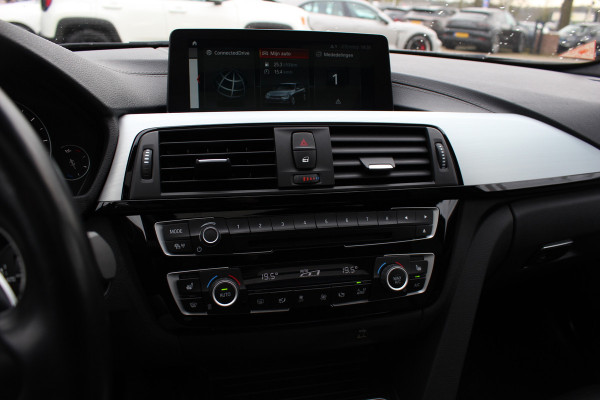 BMW 3 Serie Touring 320i M Sport Edition / Panoramadak / Camera / Head-up / Leder / Keyless / 18'' / Navigatie / Stoelverwarming / DAB / Cruise Control